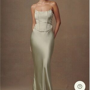 Chic Strapless Satin Dress
NEW